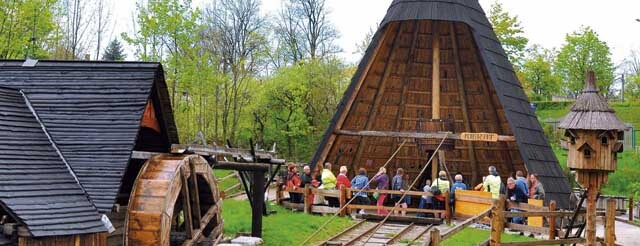Рядом с рудником работает Горный поселок — это единственный такой парк развлечений в Польше и даже в Европе. Воссоздана точная копия средневекового поселка добытчиков, их дома и оборудование
в масштабе 1:1