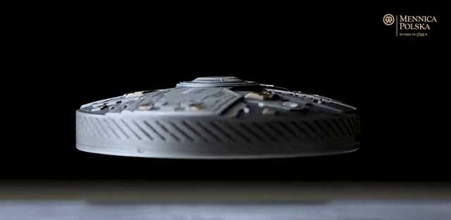 Монета приводится в движение спрятанным внутри нее двигателем. Магнитное поле, создаваемое между двигателем и специально разработанным основанием внизу, заставляет ее парить в воздухе