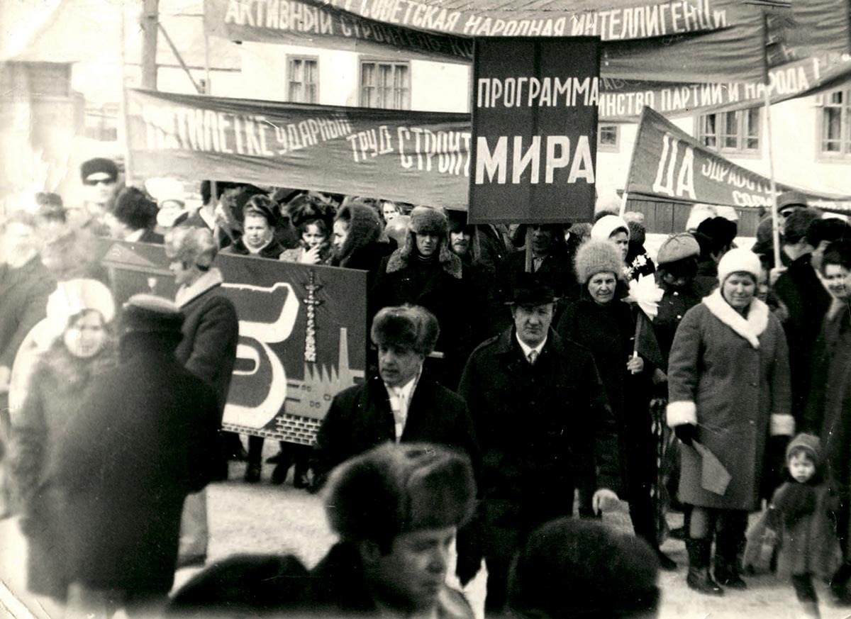 Праздник Дня Октябрьской революции на Куларе незадолго до моего отъезда. Я случайно попал в кадр внизу