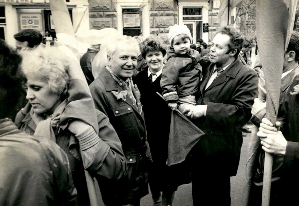 Уже в Хабаровске, 1977 год. Первомайская демонстрация