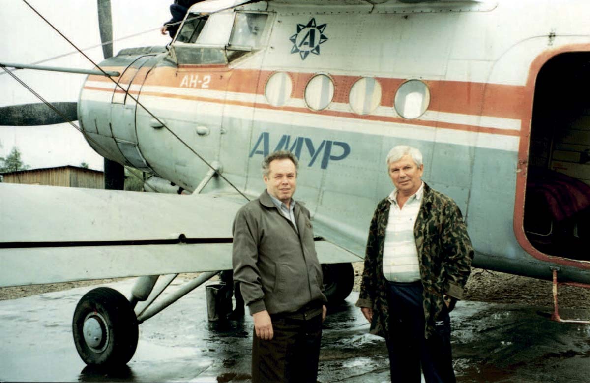 Где-то с Виктором Лопатюком на участках. У артели «Амур» тогда была своя авиация: несколько самолетов АН-2, АН-24 и вертолеты