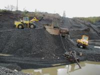 Небольшой промывочный прибор на одном из участков. Здесь добывают 0,5-1,0 кг золота в сутки