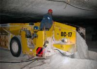 Фото 6. Самоходный вагон ВС-17. Пересыпка отбитой соли по солеспуску на конвейерный штрек