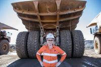 Ханна Раут за 12-часовую смену на руднике Super Pit делает около 10 рейсов. Мужчин и женщин в коллективе Ханны примерно поровну  (Фото: ABC Goldfields/Jarrod Lucas)