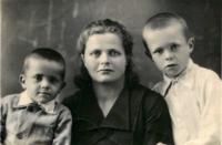 С мамой Екатериной Алексеевной и братом Валерой. Я — справа. 1945 год, май