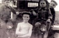 Машина ЗИС, на которой после войны работал отец. Мы с братом (я стою на первом плане, брат справа от меня) и его друзьями