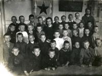 Второй «А» класс 80-й школы. Одноклассники и наша любимая учительница Валентина Ивановна. Я – слева от нее. 1945 год