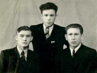 Со школьными друзьями. 9-й или 10-й класс