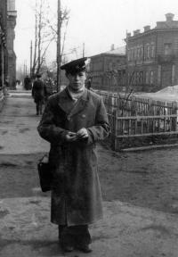1955 год. Я студент 2-го курса Иркутского горно-металлургического института, в форме и фуражке с эмблемой горняков