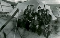 Институт отправлял нас на военные сборы. Я в центре второго ряда