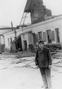 На производственной практике в Черемхово. Сзади торчит копер – подъемник над шахтой. 1955 год