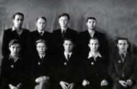1959 год. Выпускники факультета горных электромехаников. Я крайний справа в нижнем ряду