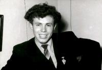 Молодой специалист-электрик – впереди целая жизнь и еще волосы росли