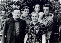 Когда я уезжал на свою первую работу на север, вся семья сфотографировалась на память во дворе нашего дома. Август 1959 года. Цветет черемуха. Я, брат, еще маленькая сестренка, мама и папа 