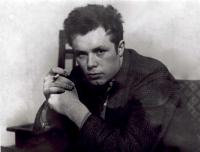 1960 год. Еще с сигаретой. Во4т4 таким «деловым» я, молодой специалист в костюме, приехал на прииск Маршальский