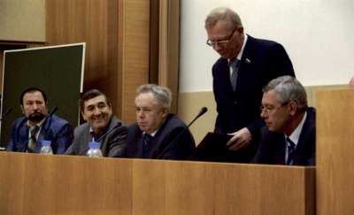 В президиуме – Анатолий Неволин (артель «Ойна»), Валерий Рудаков, Виктор Таракановский, министр природных ресурсов Виктор Орлов, Константин Цитлидзе